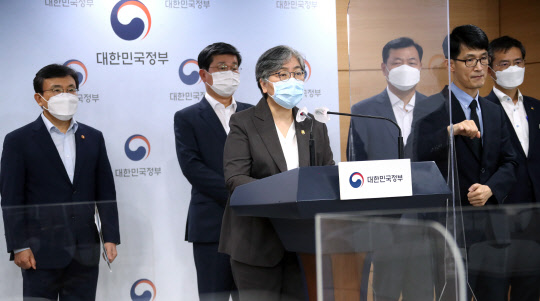 정은경 질병관리청장이 12일 정부서울청사 브리핑실에서 코로나19 대응 수도권 특별방역점검회의 결과를 브리핑 하고 있다. 연합뉴스